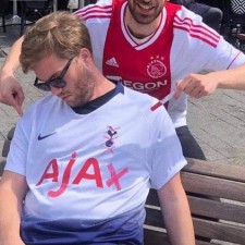 Ajax fã jogu uma piada sobre o fã do Tottenham